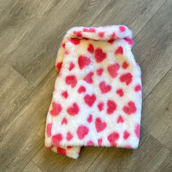 Max Studio adorable fluffy white with pink hearts vest Size XS 4 girls A2 - Picture 5 of 5